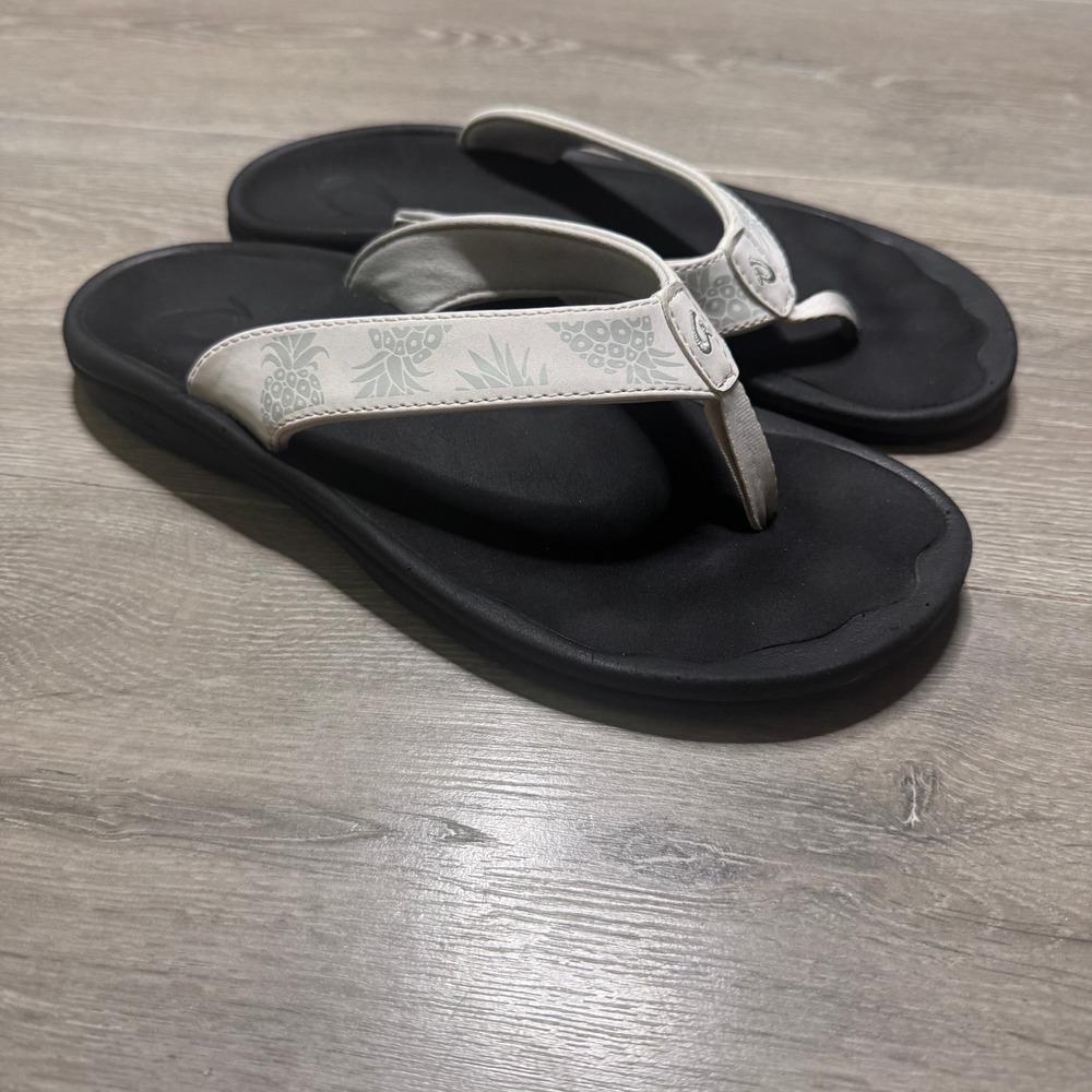 OluKai Ohana Womens White Black Pineapple Print Flip Flop Sandals Size 8